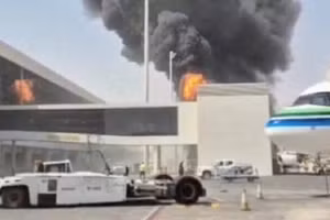 Sân bay Quốc tế King Khalid ở Riyadh, Saudi Arabia, bị tấn công tên lửa, ngày 8/10/2026.
