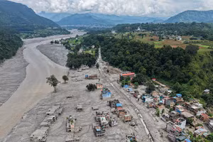 Nhà cửa và cơ sở hạ tầng bị hư hại do lũ quét dọc sông Trishuli ở Devighat, Nuwakot, Nepal, ngày 29/8/2026.