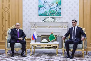 Tổng thống Nga Vladimir Putin (trái) và Tổng thống Turkmenistan Serdar Berdimuhamedov.