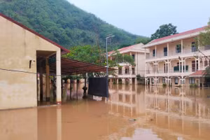 Trường tiểu học - THCS Tạ Khoa bị ngập lụt do mưa lũ xảy ra vừa qua.