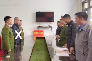 Cơ quan Công an đọc lệnh bắt khẩn cấp tài xế xe khách.