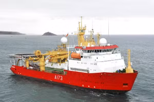 Tàu HMS Protector của Hải quân Hoàng gia Anh.