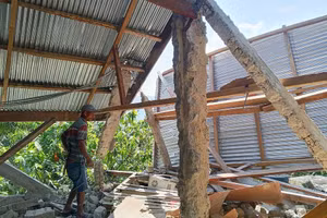 Ngôi nhà bị sập sau trận động đất mạnh 7,7 độ richter xảy ra ở Indonesia, ngày 15/8/2026.