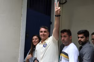 Thượng nghị sĩ Brazil Flavio Bolsonaro đến điểm bỏ phiếu trong vòng bầu cử tổng thống thứ hai ở Rio de Janeiro, ngày 25/10/2026.