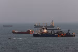 Các tàu thương mại đang di chuyển ở eo biển Hormuz.