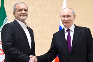 Tổng thống Nga Vladimir Putin (phải) và Tổng thống Iran Masoud Pezeshkian.