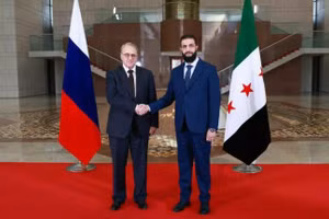 Thứ trưởng Ngoại giao Nga Mikhail Bogdanov (trái) và Tổng thống tạm quyền Syria Ahmed al-Sharaa.