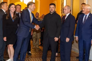 Tổng thống Ukraine Vladimir Zelensky gặp gỡ các nhà lập pháp Mỹ tại Đồi Capitol, ngày 28/7/2026.