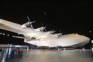 Chiếc máy bay Spruce Goose nổi tiếng của Howard Hughes chỉ thực hiện được một chuyến bay ngắn ngủi.