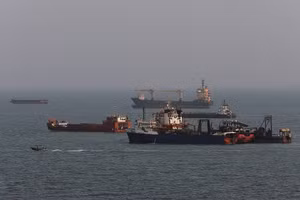 Các tàu thương mại đang di chuyển ở eo biển Hormuz.