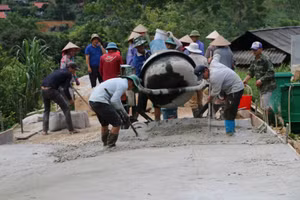 Người dân phường Chiềng Sinh, góp ngày công làm đường nông thôn mới