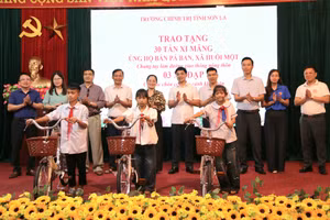 Các em học sinh có hoàn cảnh khó khăn nhận xe đạp từ Trường Chính trị tỉnh Sơn La.