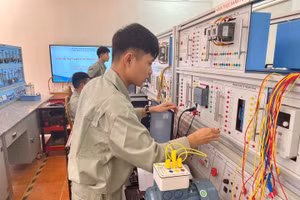 Sinh viên Trường Cao đẳng Sơn La đang thực hành trên mô hình.