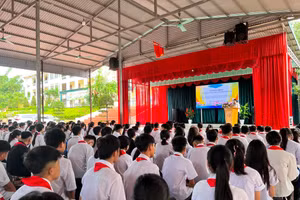 Học sinh Trường THCS Yên Châu 2 trong lễ phát động học tập suốt đời.