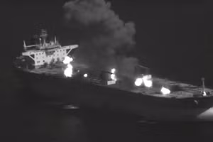 Tàu chiến Mỹ nã tên lửa vào các tàu dầu Iran, ngày 8/9/2026.