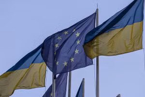 Lá cờ Ukraine và EU.