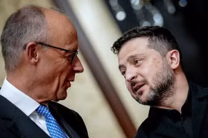 Thủ tướng Đức Friedrich Merz (trái) và Tổng thống Ukraine Vladimir Zelensky.