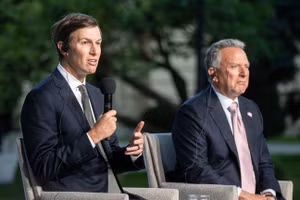 Các phái viên của Tổng thống Mỹ Donald Trump, ông Steve Witkoff (phải) và Jared Kushner.
