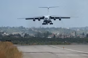 Máy bay Il-76 của Nga hạ cánh tại căn cứ không quân Hmeimim ở Syria.