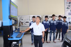 Giảng viên Trường Cao đẳng Kỹ thuật Công nghệ Sơn La đang hướng dẫn sinh viên thực hành.