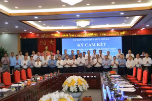 Các đại biểu tham dự lễ ký cam kết.