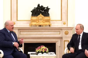 Tổng thống Nga, Vladimir Putin, (phải) và Tổng thống Belarus, Alexander Lukashenko.