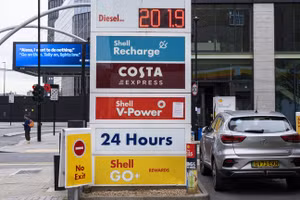 Giá xăng không chì và dầu diesel tại một trạm xăng ở London, Anh, ngày 24/10/2026. 