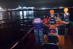 Có 65 người trên một chiếc phà chở khách khi nó bị chìm ngoài khơi bờ biển Bali, Indonesia, tối ngày 2/7/2025.
