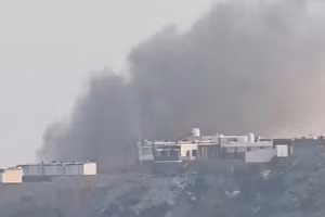 Khói đen bốc lên sau cuộc tấn công của Houthi nhằm vào Cung điện tổng thống Al-Maashiq, ngày 15/10/2026.
