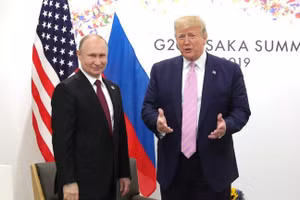 Tổng thống Mỹ Donald Trump (phải) và Tổng thống Nga Vladimir Putin tại hội nghị thượng đỉnh G20 ở Osaka, Nhật Bản, ngày 28/6/2019.