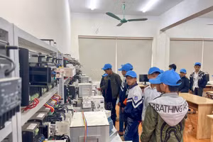 Sinh viên Trường Cao đẳng Sơn La thực hành tại phòng máy.