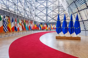 Cờ của 27 quốc gia thành viên EU tại trụ sở ở Brussels, Bỉ.