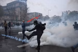 Cảnh sát đụng độ với người biểu tình ở Paris, Pháp, ngày 24/10/2026.