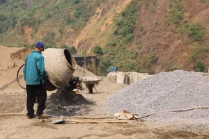 Người dân góp công làm đường nông thôn mới cùng chính quyền địa phương.