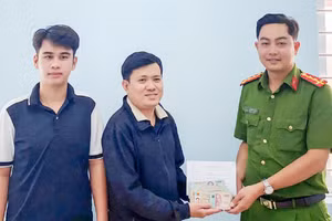 Phát cùng đại diện Công an địa phương trao lại 400 triệu đồng cho người đánh rơi. (Ảnh: CACC)