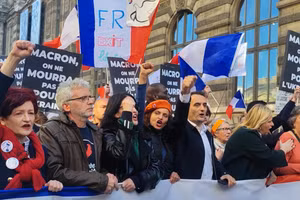 Hàng nghìn người biểu tình ở Paris phản đối viện trợ quân sự cho Kiev.