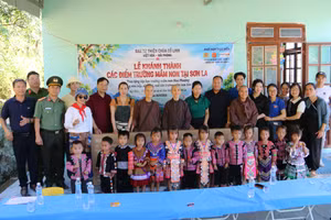 Các nhà hảo tâm, chính quyền địa phương và học sinh chụp ảnh lưu niệm tại Điểm trường Mầm non Nặm Lin.