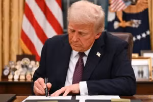 Tổng thống Mỹ Donald Trump ký Sắc lệnh Hành pháp gia hạn việc tạm dừng áp thuế đối với Trung Quốc thêm 90 ngày, ngày 11/8/2025.
