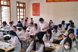 Học sinh trường THPT Cò Nòi, huyện Mai Sơn chăm chú ôn luyện.