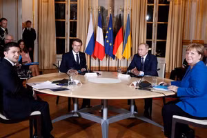 Tổng thống Ukraine Vladimir Zelensky và Tổng thống Nga Vladimir Putin ngồi đối mặt nhau trong một cuộc họp vào tháng 12/2019 tại Paris, Pháp.