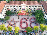 Hàng nghìn học sinh nhà trường xếp biểu tượng tưởng nhớ về 68 năm Bác Hồ thăm Lào Cai. 
