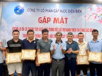 Lãnh đạo Công ty Cổ phần Cấp nước Điện Biên khen thưởng đội ngũ công nhân.
