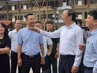 Thứ trưởng Thường trực Bộ GD&ĐT cùng đoàn công tác kiểm tra tiến độ thi công tại Trường PTNT TH&THCS Mường Khương, xã Mường Khương, tỉnh Lào Cai.
