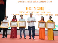 Thừa ủy quyền của Thủ tướng Chính phủ, ông Nguyễn Văn Úy - Chủ tịch UBND xã Mường Nhé trao Bằng khen của Thủ tướng Chính phủ cho các cá nhân có thành tích xuất sắc.