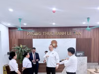 Giảng viên Trường Cao đẳng Lào Cai trao đổi về công tác giảng dạy cho sinh viên với lãnh đạo, nhân viên Khách sạn De La Coupole – Mgallery (Sa Pa).