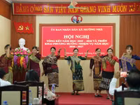 Tiết mục văn nghệ do giáo viên trong xã thực hiện.