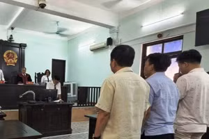 4 bị cáo với tội danh "Nhận Hối lộ" và "Môi giới hối lộ" tại phiên tòa sơ thẩm ngày 25/8.