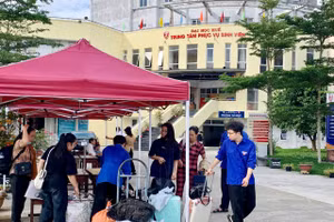 Nhiều tân sinh viên đến tìm chỗ ở tại Ký túc xá Đại học Huế nhưng gặp phải tình trạng hết phòng.