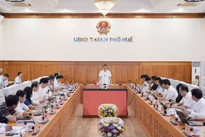 Ông Lê Trí Thanh, Chủ tịch UBND TP Huế (đứng) chủ trì Phiên họp thường kỳ tháng 7.