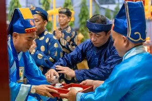 Ông Nguyễn Khắc Toàn - Chủ tịch UBND TP Huế (giữa) tiến hành các nghi thức tại Lễ Tế Đàn Nam Giao.